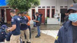 Foto: Tiga orang sekeluarga ditemukan tewas di Tanjung Priok, Jakarta Utara. Warga menceritakan, para korban awalnya ditemukan keluarganya yang pulang bekerja. (Devi P/detikcom)