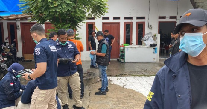 Foto: Tiga orang sekeluarga ditemukan tewas di Tanjung Priok, Jakarta Utara. Warga menceritakan, para korban awalnya ditemukan keluarganya yang pulang bekerja. (Devi P/detikcom)