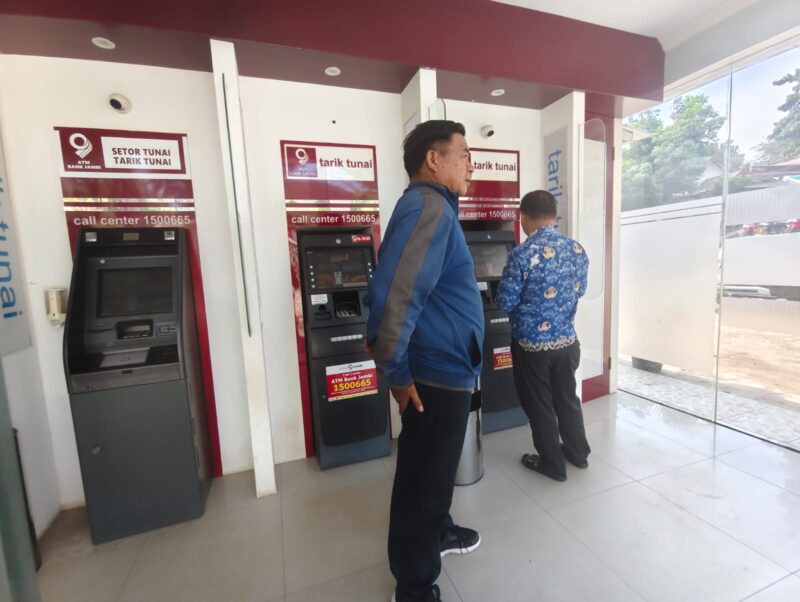 Saldo Raib Misterius, Puluhan Warga Geruduk Bank Jambi Kuala Tungkal