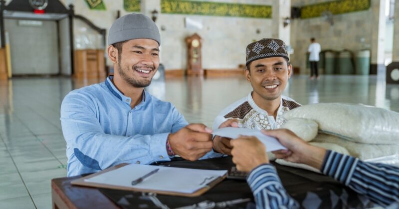 Bolehkah Anak Membayar Zakat Fitrah kepada Orang Tua? Ini Penjelasan Hukum Islam