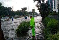 Jalan DI Panjaitan, Cawang, Jakarta Timur banjir. (dok. TMC Polda Metro)