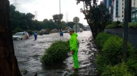 Jalan DI Panjaitan, Cawang, Jakarta Timur banjir. (dok. TMC Polda Metro)
