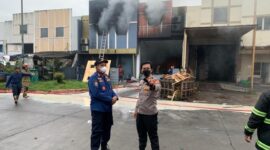 Foto: Kebakaran gudang pabrik pestisida di Tangsel (dok istimewa)