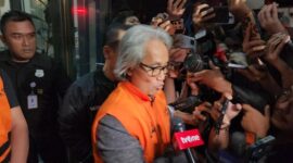 KPK menahan Kepala Kantor Pelayanan Pajak (KPP) Madya Banjarmasin, Mulyono (MLY), tersangka kasus suap restitusi pajak, Kamis (5/2/2026). (Adrial Akbar/detikcom)