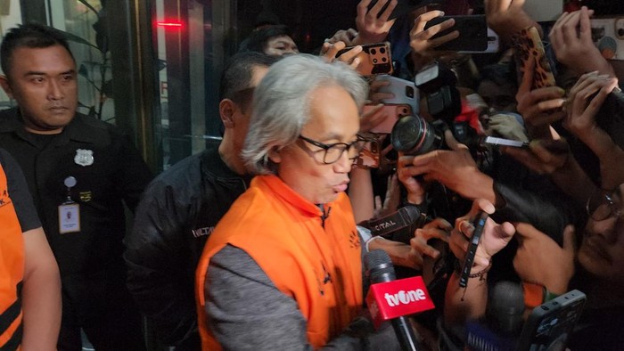 KPK menahan Kepala Kantor Pelayanan Pajak (KPP) Madya Banjarmasin, Mulyono (MLY), tersangka kasus suap restitusi pajak, Kamis (5/2/2026). (Adrial Akbar/detikcom)