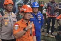 Kepala Kantor SAR Bandung Ade Dian saat memberikan keterangan kepada awak media di Cisarua, Kabupaten Bandung Barat. (ANTARA/Ilham Nugraha)