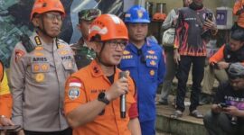 Kepala Kantor SAR Bandung Ade Dian saat memberikan keterangan kepada awak media di Cisarua, Kabupaten Bandung Barat. (ANTARA/Ilham Nugraha)