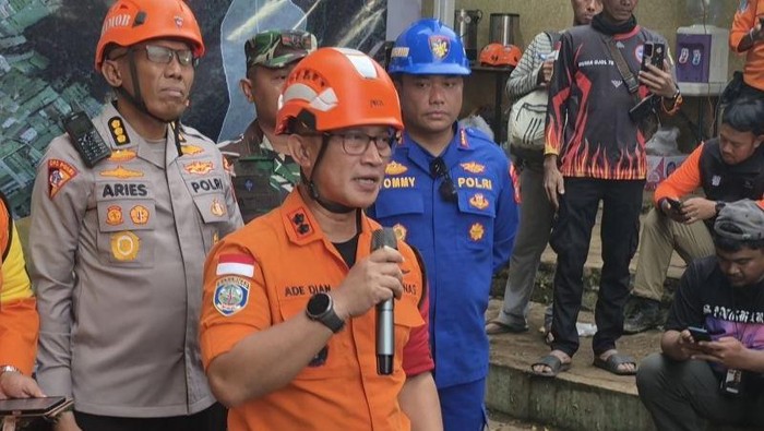 Kepala Kantor SAR Bandung Ade Dian saat memberikan keterangan kepada awak media di Cisarua, Kabupaten Bandung Barat. (ANTARA/Ilham Nugraha)
