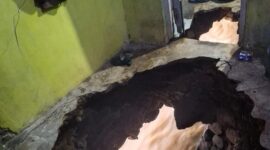 Foto: Kondisi rumah Enok di bantaran Sungai Cijagra, Kabupaten Bandung. (Istimewa)