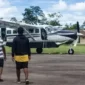 Foto: Pesawat Smart Air ditembaki saat mendarat di Bandara Korowai Batu, Kabupaten Boven Digoel, Papua Selatan. (dok. istimewa)
