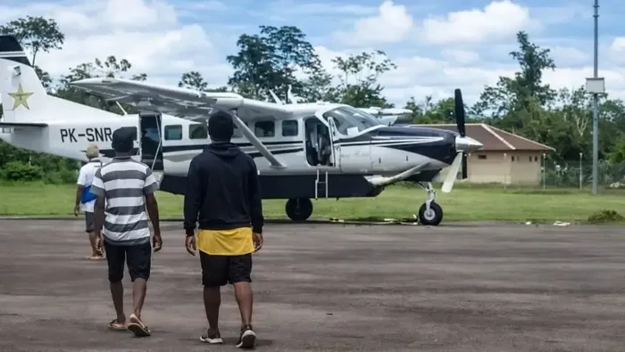 Foto: Pesawat Smart Air ditembaki saat mendarat di Bandara Korowai Batu, Kabupaten Boven Digoel, Papua Selatan. (dok. istimewa)