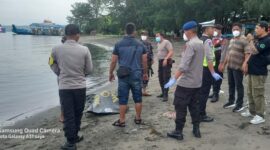 Petugas saat melakukan evakuasi mayat tanpa identitas yang ditemukan mengapung di perairan Selat Bali, Minggu (1/2/2026). (Dok. Pos AL Gilimanuk)