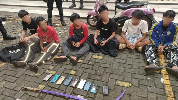 Polisi menangkap remaja yang hendak tawuran di Jakarta Timur. (Dok. Istimewa)