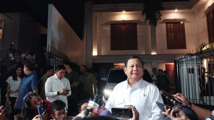 Presiden Prabowo Subianto usai menerima calon menteri di kediamannya, Jalan Kertanegara, pada 2024 lalu. (Firda/detikcom)