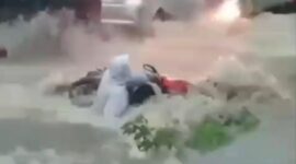 Seorang pelajar hilang terseret banjir bandang di Jalan Raya Bojong, Kabupaten Tegal, Rabu (4/2/2026). (Dok. Tangkapan Layar Video Warga)