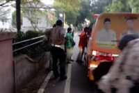 Foto: Suami istri bertengkar hingga asam lambung suami kambuh. Suami tersebut lalu dibawa ke RSUD Tangsel dengan menggunakan ambulans. (Dok istimewa).