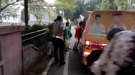 Foto: Suami istri bertengkar hingga asam lambung suami kambuh. Suami tersebut lalu dibawa ke RSUD Tangsel dengan menggunakan ambulans. (Dok istimewa).