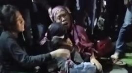 Foto: Tangkapan layar seorang ibu menangis histeris sambil memeluk jasad anaknya yang ditabrak alat berat di Kendari. (Dok. Istimewa)
