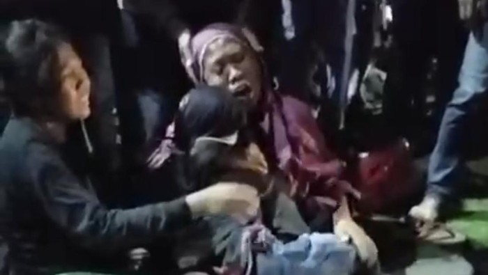 Foto: Tangkapan layar seorang ibu menangis histeris sambil memeluk jasad anaknya yang ditabrak alat berat di Kendari. (Dok. Istimewa)