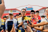 Wakil Menteri Energi dan Sumber Daya Mineral (ESDM) Yuliot Tanjung mengecek ketersediaan BBM di Rest Area KM 379A Batang, Rabu (18/3/2025). (Dok Kementerian ESDM)