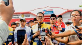 Wakil Menteri Energi dan Sumber Daya Mineral (ESDM) Yuliot Tanjung mengecek ketersediaan BBM di Rest Area KM 379A Batang, Rabu (18/3/2025). (Dok Kementerian ESDM)