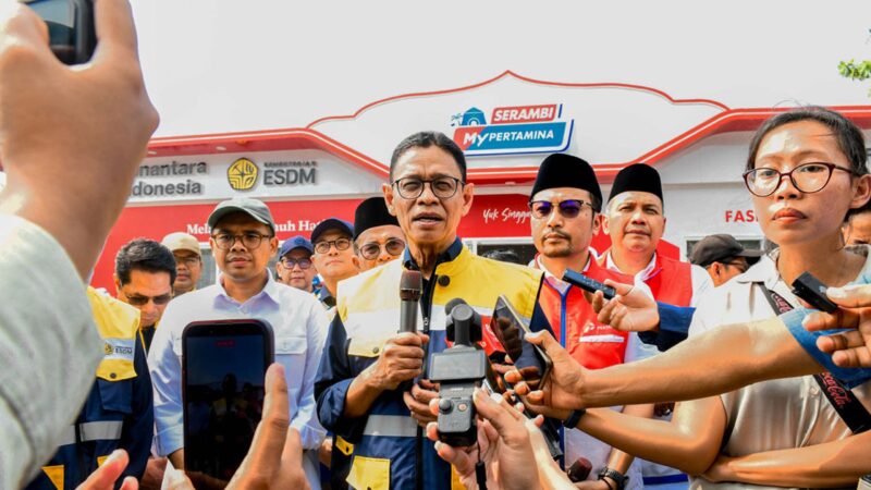 Wakil Menteri Energi dan Sumber Daya Mineral (ESDM) Yuliot Tanjung mengecek ketersediaan BBM di Rest Area KM 379A Batang, Rabu (18/3/2025). (Dok Kementerian ESDM)