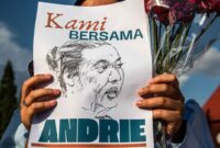 Seorang aktivis memegang poster saat demonstrasi mendukung Wakil Koordinator KontraS, Andrie Yunus, yang disiram air keras oleh orang tak dikenal, Yogyakarta, 14 Maret 2026. Wakil Koordinator Komisi untuk Orang Hilang dan Korban Tindak Kekerasan (KontraS), Andrie Yunus, mengalami serangan penyiraman air keras oleh orang tidak dikenal. (DEVI RAHMAN/AFP)