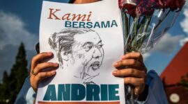 Seorang aktivis memegang poster saat demonstrasi mendukung Wakil Koordinator KontraS, Andrie Yunus, yang disiram air keras oleh orang tak dikenal, Yogyakarta, 14 Maret 2026. Wakil Koordinator Komisi untuk Orang Hilang dan Korban Tindak Kekerasan (KontraS), Andrie Yunus, mengalami serangan penyiraman air keras oleh orang tidak dikenal. (DEVI RAHMAN/AFP)