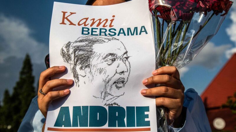 Seorang aktivis memegang poster saat demonstrasi mendukung Wakil Koordinator KontraS, Andrie Yunus, yang disiram air keras oleh orang tak dikenal, Yogyakarta, 14 Maret 2026. Wakil Koordinator Komisi untuk Orang Hilang dan Korban Tindak Kekerasan (KontraS), Andrie Yunus, mengalami serangan penyiraman air keras oleh orang tidak dikenal. (DEVI RAHMAN/AFP)
