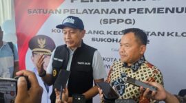 Direktur Pemantauan dan Pengawasan Wilayah I BGN, Harjito bersama Wali Kota Malang, Wahyu Hidayat saat meninjau SPPG Kota Malang, Jumat (27/3/2026)(KOMPAS.com/ PUTU AYU PRATAMA SUGIYO)