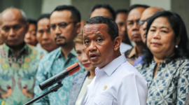 Bahlil mengatakan sudah menemukan sumber minyak mentah baru selain dari Timur Tengah. Ia mengimbau masyarakat tak perlu khawatir karena stok BBM aman. (Foto: ANTARA FOTO/ASPRILLA DWI ADHA)