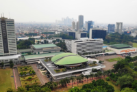 Gedung DPR RI di Jakarta menjadi sorotan terkait usulan penghapusan dana pensiun seumur hidup anggota DPR yang rencananya dialihkan untuk meningkatkan kesejahteraan guru honorer dan tenaga kesehatan.