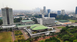 Gedung DPR RI di Jakarta menjadi sorotan terkait usulan penghapusan dana pensiun seumur hidup anggota DPR yang rencananya dialihkan untuk meningkatkan kesejahteraan guru honorer dan tenaga kesehatan.