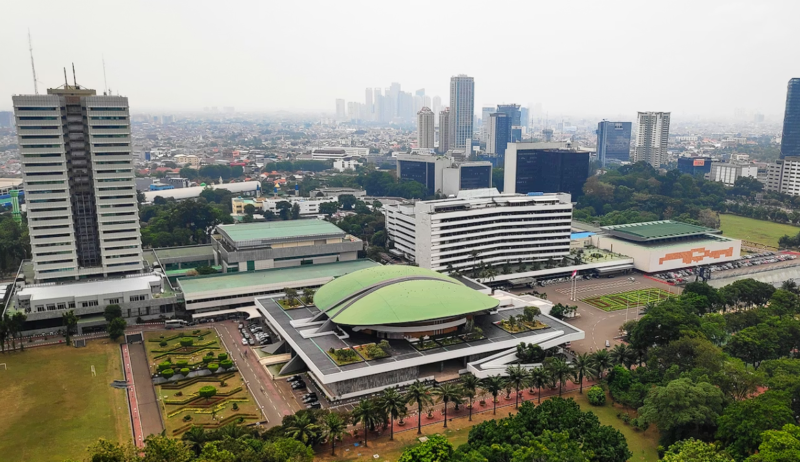 Gedung DPR RI di Jakarta menjadi sorotan terkait usulan penghapusan dana pensiun seumur hidup anggota DPR yang rencananya dialihkan untuk meningkatkan kesejahteraan guru honorer dan tenaga kesehatan.