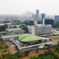 Gedung DPR RI di Jakarta menjadi sorotan terkait usulan penghapusan dana pensiun seumur hidup anggota DPR yang rencananya dialihkan untuk meningkatkan kesejahteraan guru honorer dan tenaga kesehatan.