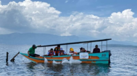 Bupati Monadi dan PT KMH Tebar Ikan Endemik di Danau Kerinci untuk Jaga Ekosistem
