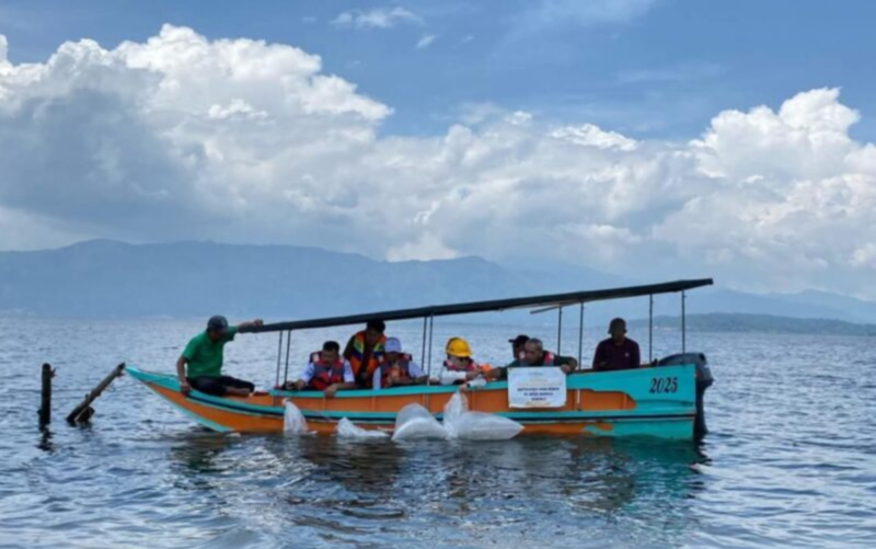 Bupati Monadi dan PT KMH Tebar Ikan Endemik di Danau Kerinci untuk Jaga Ekosistem