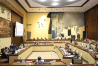 Ilustrasi Baleg DPR Usul Pensiun Seumur Hidup Pejabat Dipangkas, Dialihkan ke Guru Honorer dan Nakes