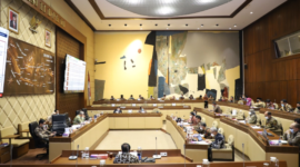 Ilustrasi Baleg DPR Usul Pensiun Seumur Hidup Pejabat Dipangkas, Dialihkan ke Guru Honorer dan Nakes