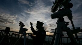 Ilustrasi pemantauan hilal (Foto: ANTARA FOTO /MOHAMMAD AYUDHA)