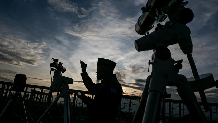 Ilustrasi pemantauan hilal (Foto: ANTARA FOTO /MOHAMMAD AYUDHA)