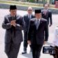 Foto: Presiden Ke-6 RI Susilo Bambang Yudhoyono disambut Wakil Menteri Pertahanan Donny Ermawan saat tiba untuk bertakziah atas wafatnya mantan Menteri Pertahanan Juwono Sudarsono di Gedung Kemhan (ANTARA/Bagus Ahmad Rizaldi)