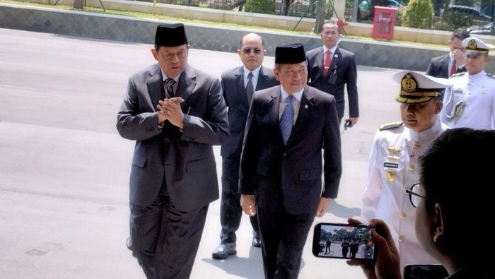 Foto: Presiden Ke-6 RI Susilo Bambang Yudhoyono disambut Wakil Menteri Pertahanan Donny Ermawan saat tiba untuk bertakziah atas wafatnya mantan Menteri Pertahanan Juwono Sudarsono di Gedung Kemhan (ANTARA/Bagus Ahmad Rizaldi)