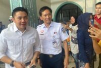Sekretaris Kabinet (Seskab) Teddy Indra Wijaya didampingi Dirut Kereta Api Indonesia (KAI) Bobby Rasyidin meninjau Stasiun Pasar Senen. (Eva Safitri/detikcom)