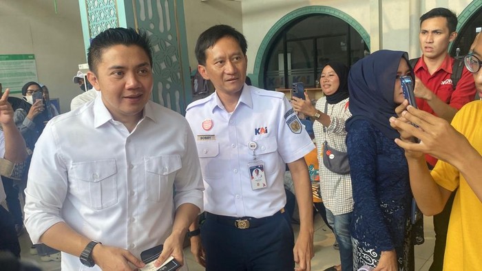 Sekretaris Kabinet (Seskab) Teddy Indra Wijaya didampingi Dirut Kereta Api Indonesia (KAI) Bobby Rasyidin meninjau Stasiun Pasar Senen. (Eva Safitri/detikcom)