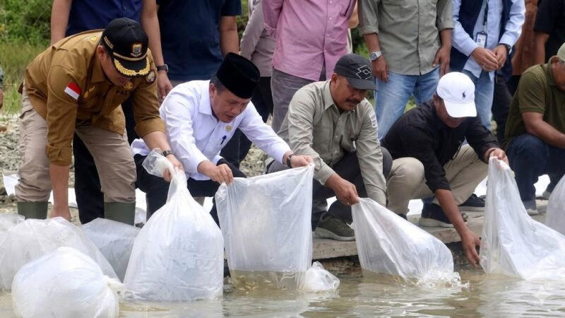 Bupati Monadi Dampingi Gubernur Al Haris Lepas 10.000 Benih Ikan di Bendungan PLTA Kerinci
