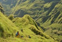 Turis Nekat Bawa Drone di Rinjani, TO Terancam Sanksi Tegas ( Poto : dok.Liputan6.com/Andi Jatmiko )