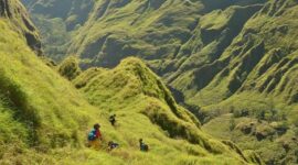 Turis Nekat Bawa Drone di Rinjani, TO Terancam Sanksi Tegas ( Poto : dok.Liputan6.com/Andi Jatmiko )