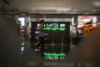 Pengunjung melintas di depan layar pergerakan Indeks Harga Saham Gabungan (IHSG) di Bursa Efek Indonesia, Jakarta, Jakarta, Jumat (10/4/2026). Foto: Muhammad Adimaja/ANTARA FOTO