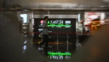 Pengunjung melintas di depan layar pergerakan Indeks Harga Saham Gabungan (IHSG) di Bursa Efek Indonesia, Jakarta, Jakarta, Jumat (10/4/2026). Foto: Muhammad Adimaja/ANTARA FOTO